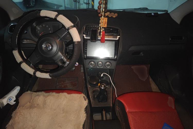 Used Volkswagen Polo 2011 1.4L Manual ZhiLe Edition Center Console