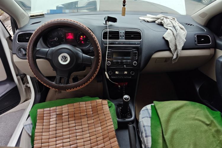 Used Volkswagen Polo 2011 1.4L Manual ZhiShang Edition Center Console