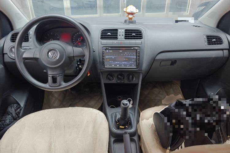 Used Volkswagen Polo 2011 1.4L Manual ZhiLe Edition Center Console