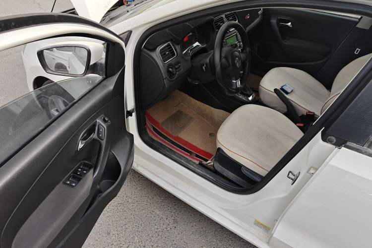 Used Volkswagen Polo 2011 1.6L Automatic ZhiShang Version Driver Seat