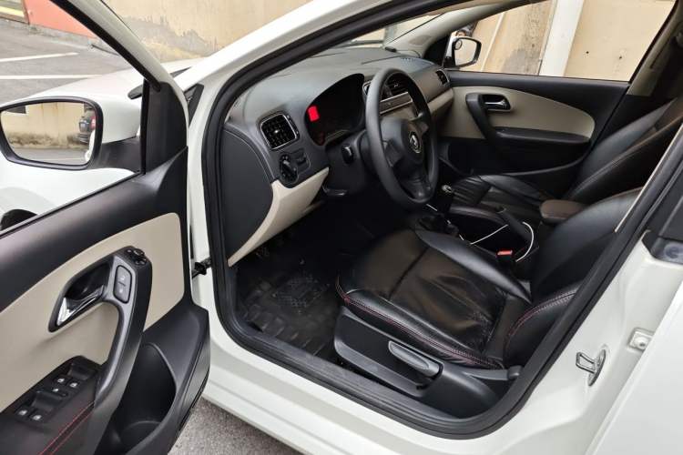 Used Volkswagen Polo 2011 1.6L Manual ZhiShang Edition Driver Seat