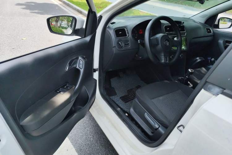 Used Volkswagen Polo 2011 1.6L Manual ZhiShang Edition Driver Seat