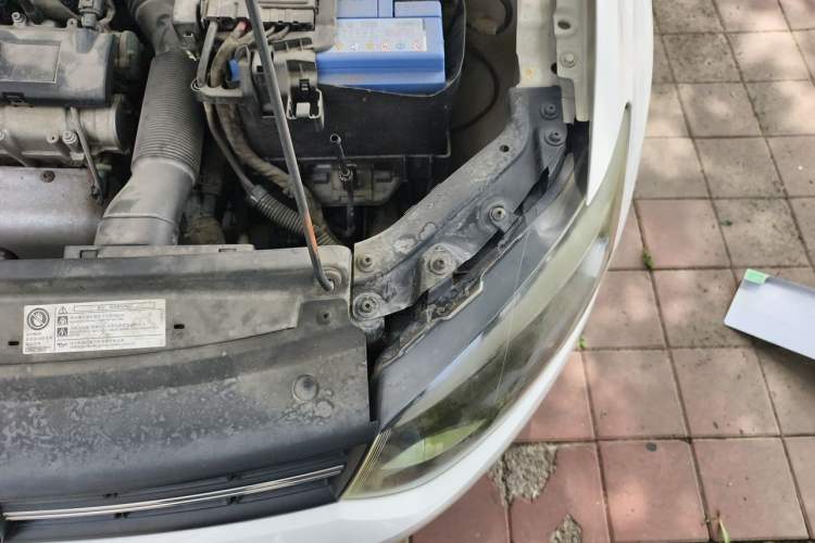 Used Volkswagen Polo 2011 1.6L Automatic ZhiKu Edition Engine Bay Left