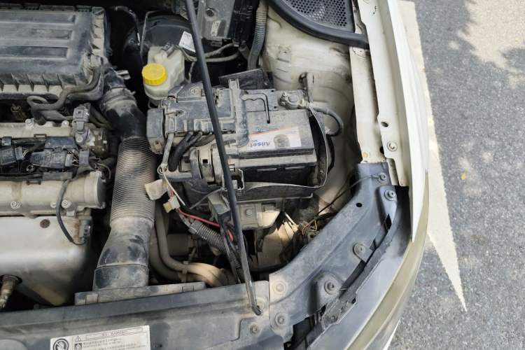 Used Volkswagen Polo 2011 1.6L Manual ZhiShang Edition Engine Bay Left