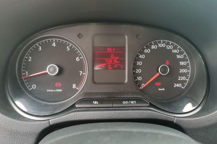 Used Volkswagen Polo 2011 1.6L Manual ZhiShang Edition Odometer Close Up