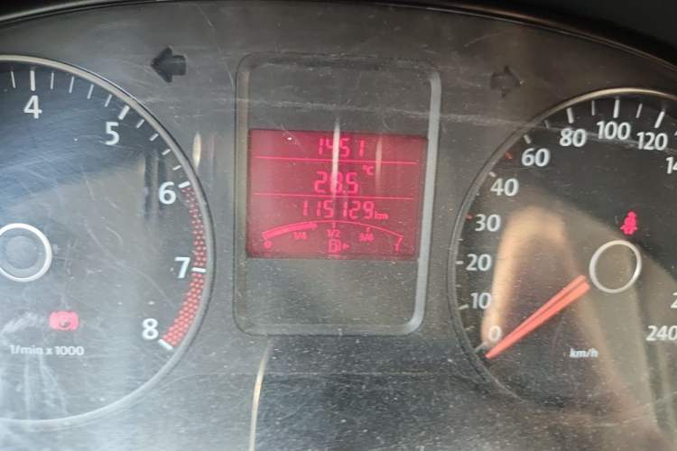 Used Volkswagen Polo 2011 1.4L Manual ZhiLe Edition Odometer Close Up