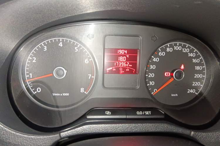 Used Volkswagen Polo 2011 1.6L Manual ZhiShang Edition Odometer Close Up