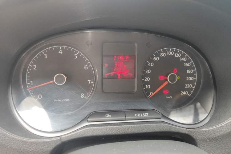 Used Volkswagen Polo 2011 1.6L Automatic ZhiKu Edition Odometer Close Up