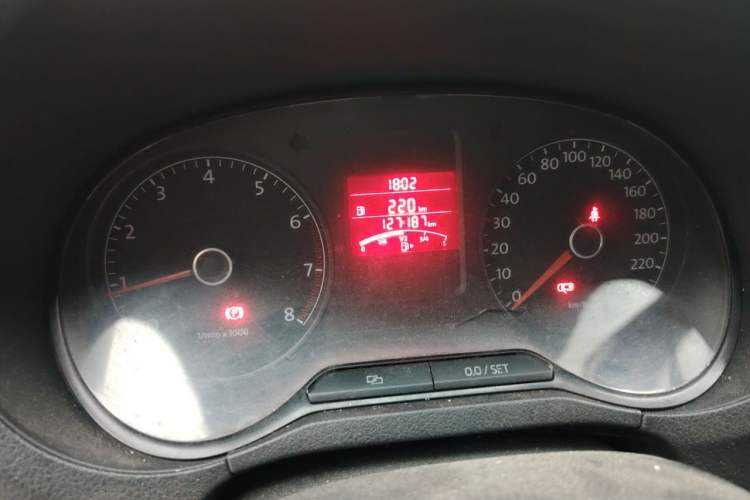 Used Volkswagen Polo 2011 1.6L Manual ZhiShang Edition Odometer Close Up
