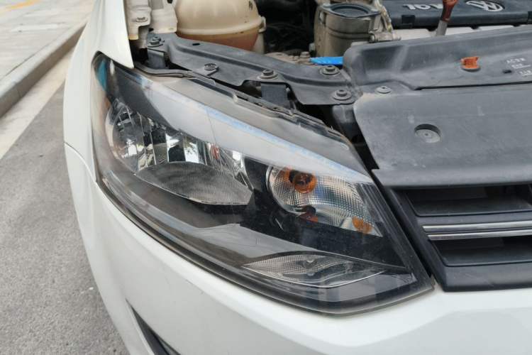Used Volkswagen Polo 2011 1.6L Automatic ZhiShang Version Right Front Headlight