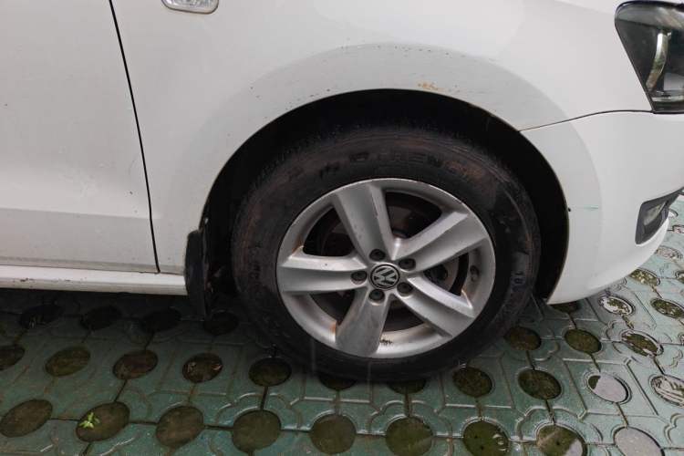 Used Volkswagen Polo 2011 1.6L Manual ZhiShang Edition Right Front Wheel Hub