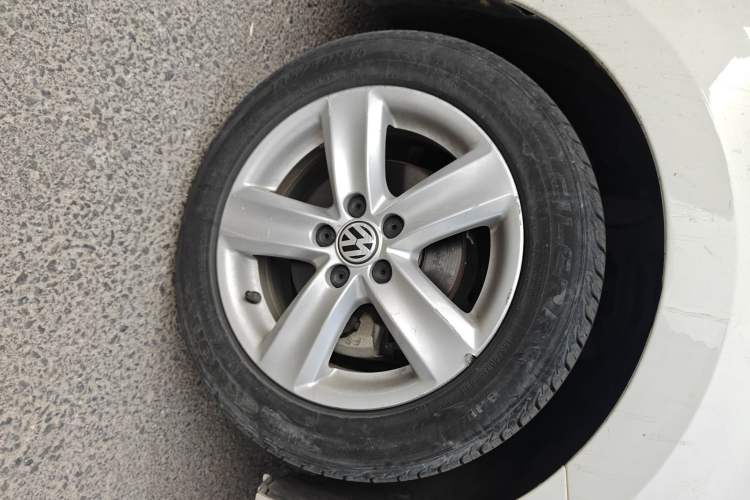 Used Volkswagen Polo 2011 1.6L Automatic ZhiShang Version Right Front Wheel Hub