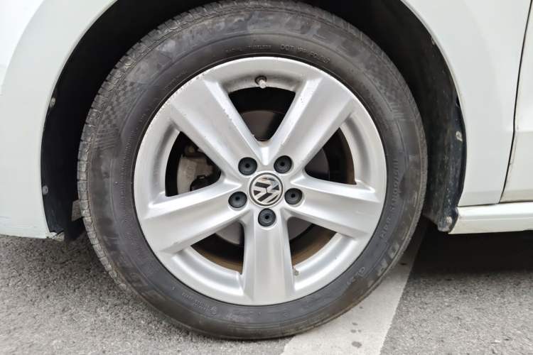 Used Volkswagen Polo 2011 1.6L Manual ZhiShang Edition Right Front Wheel Hub