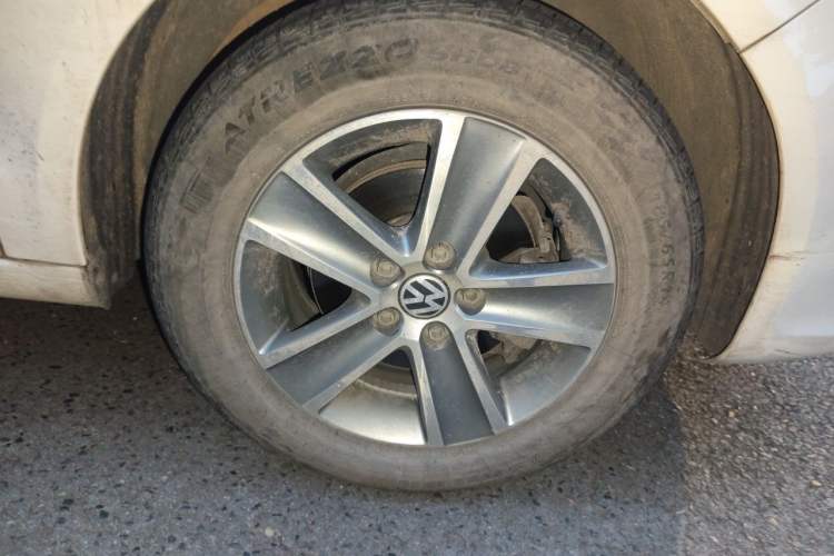 Used Volkswagen Polo 2011 Jingqu 1.4L Manual Sile Edition Right Front Wheel Hub