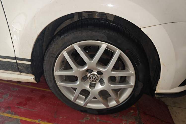 Used Volkswagen Polo 2011 1.4L Automatic ZhiCool Edition Right Front Wheel Hub