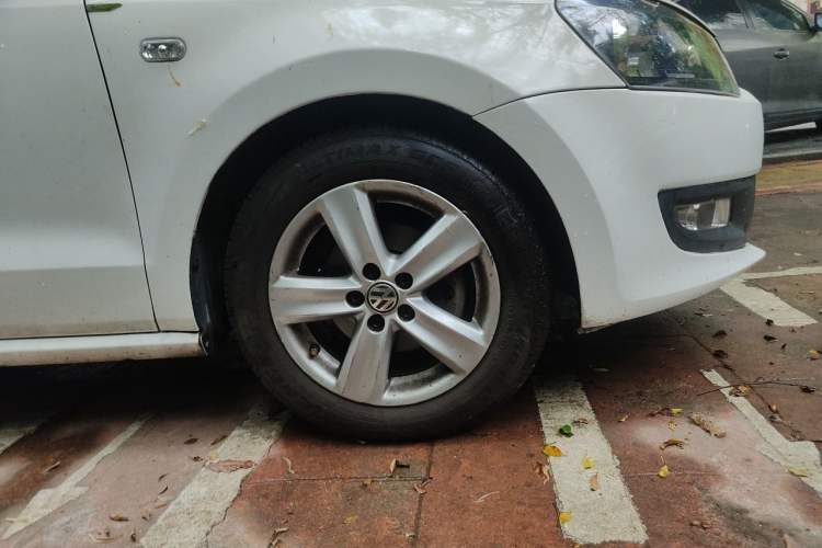 Used Volkswagen Polo 2011 1.6L Automatic ZhiShang Version Right Front Wheel Hub