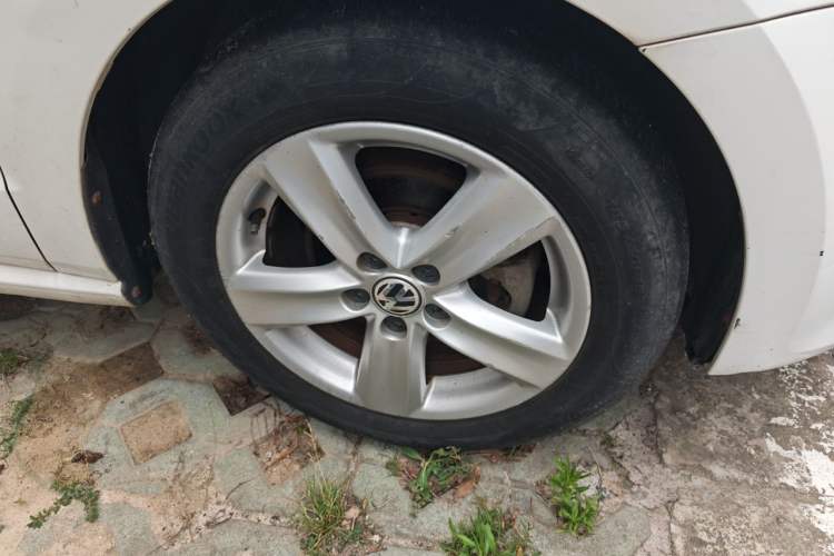 Used Volkswagen Polo 2011 1.6L Manual ZhiShang Edition Right Front Wheel Hub