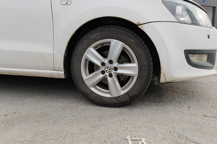 Used Volkswagen Polo 2011 1.6L Manual ZhiShang Edition Right Front Wheel Hub