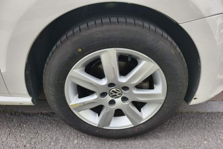 Used Volkswagen Polo 2011 1.6L Automatic ZhiKu Edition Right Front Wheel Hub