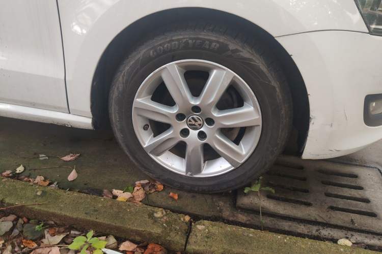 Used Volkswagen Polo 2011 1.6L Automatic ZhiKu Edition Right Front Wheel Hub
