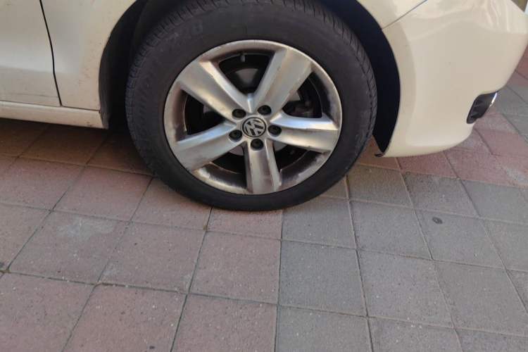 Used Volkswagen Polo 2011 Jingqu 1.6L Automatic Siku Edition Right Front Wheel Hub