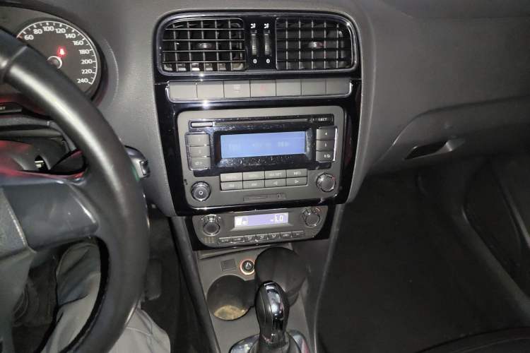 Used Volkswagen Polo 2011 1.6L Automatic ZhiKu Edition Audio And AC Panel