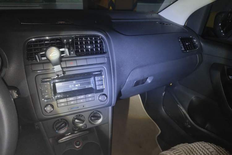 Used Volkswagen Polo 2011 1.6L Manual ZhiShang Edition Audio And AC Panel