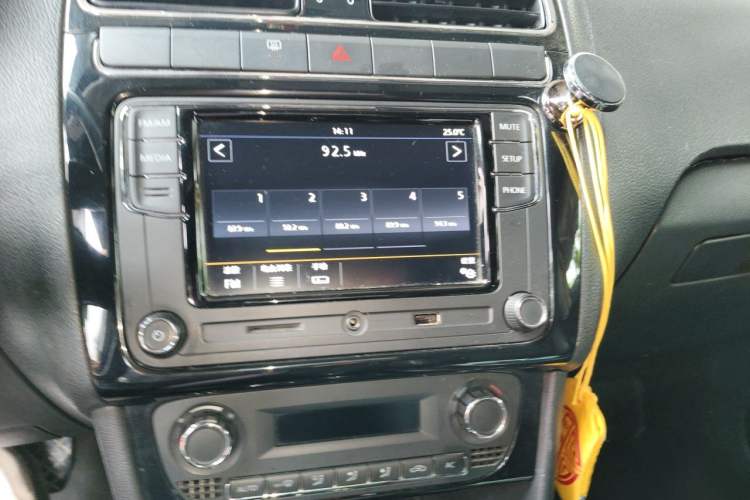 Used Volkswagen Polo 2011 1.6L Automatic ZhiKu Edition Audio And AC Panel