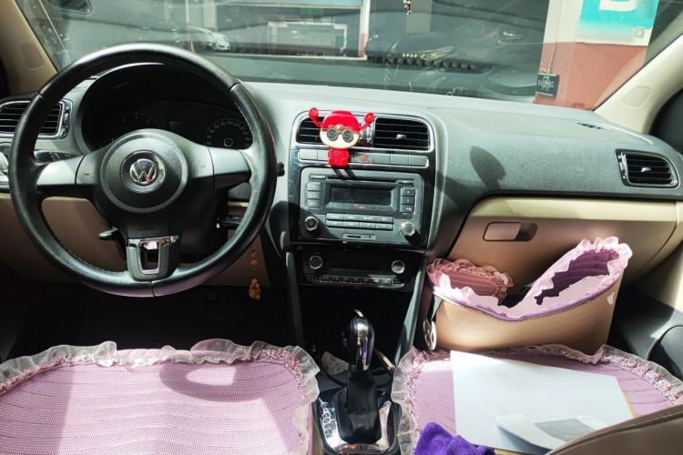 Used Volkswagen Polo 2011 1.4L Automatic ZhiCool Edition Center Console