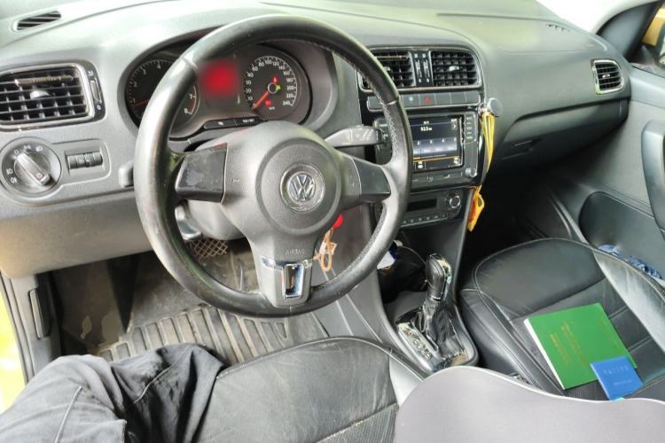 Used Volkswagen Polo 2011 1.6L Automatic ZhiKu Edition Center Console