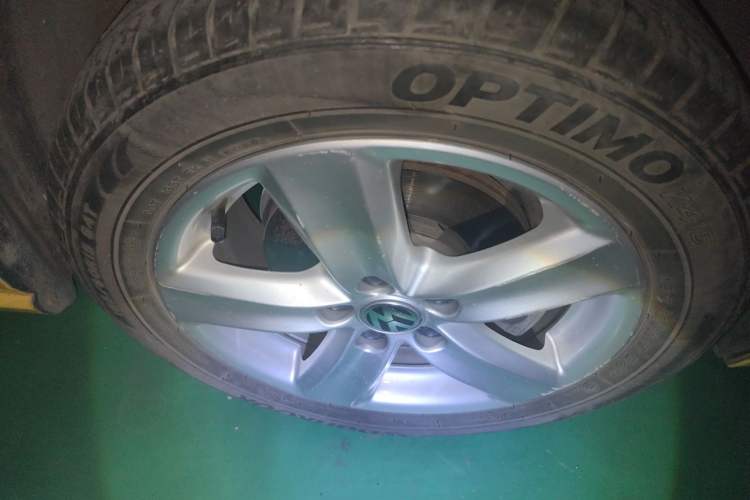 Used Volkswagen Polo 2011 1.6L Manual ZhiShang Edition Right Front Wheel Hub