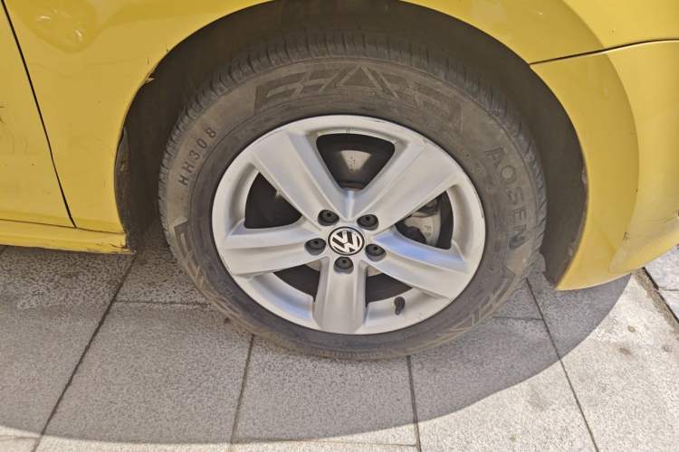 Used Volkswagen Polo 2011 1.6L Manual ZhiShang Edition Right Front Wheel Hub