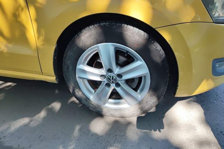 Used Volkswagen Polo 2011 1.6L Automatic ZhiShang Version Right Front Wheel Hub