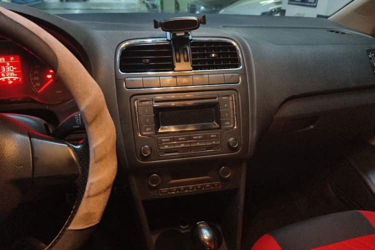 Used Volkswagen Polo 2012 1.6L Cross Polo Automatic Transmission Audio And AC Panel