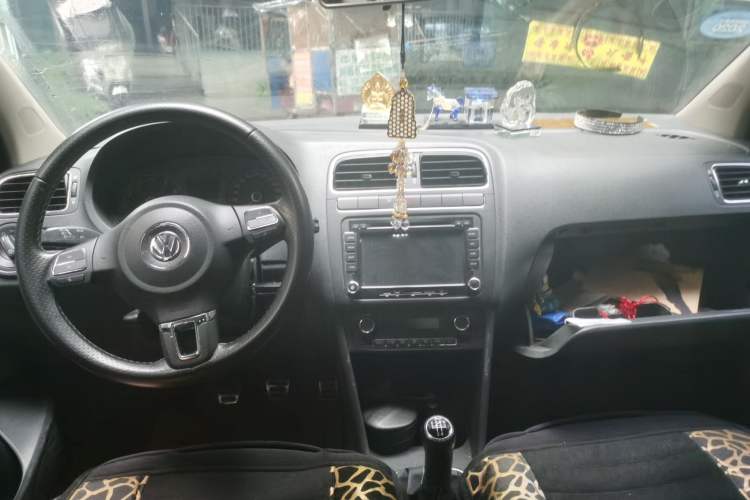Used Volkswagen Polo 2012 1.6L Cross Polo MT Center Console