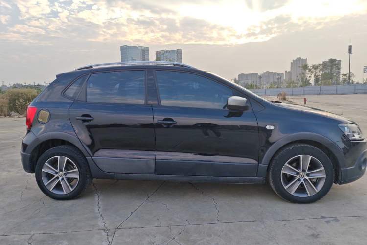 Used Volkswagen Polo 2012 1.6L Cross Polo MT Exterior 2