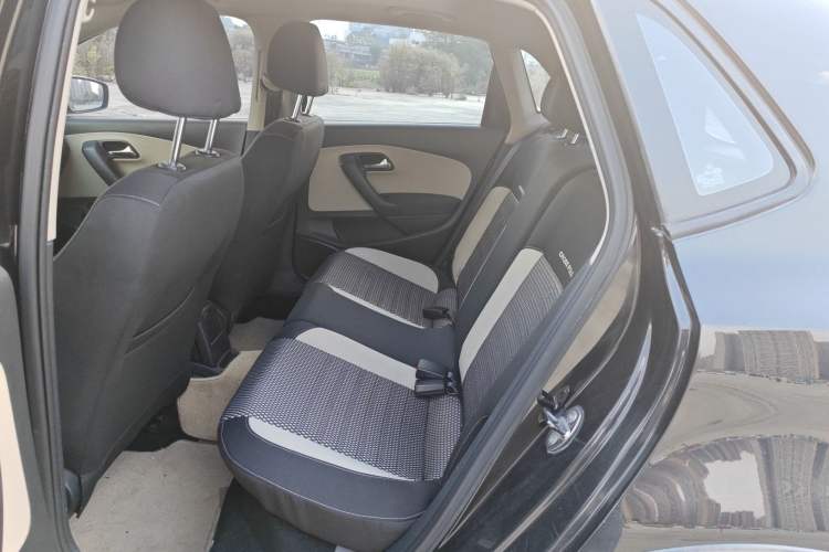 Used Volkswagen Polo 2012 1.6L Cross Polo MT Interior 1