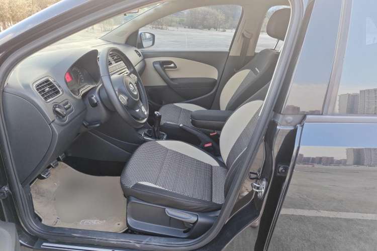 Used Volkswagen Polo 2012 1.6L Cross Polo MT Interior 2