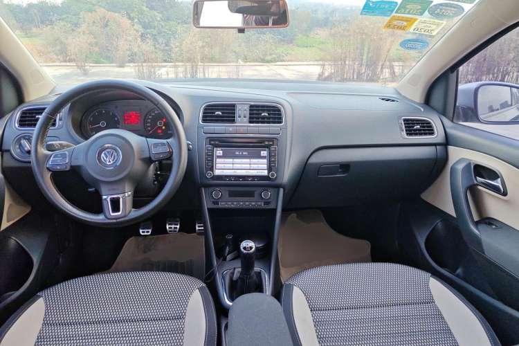 Used Volkswagen Polo 2012 1.6L Cross Polo MT Interior 3