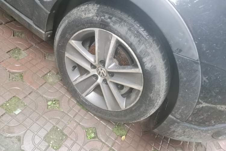 Used Volkswagen Polo 2012 1.6L Cross Polo MT Right Front Wheel Hub