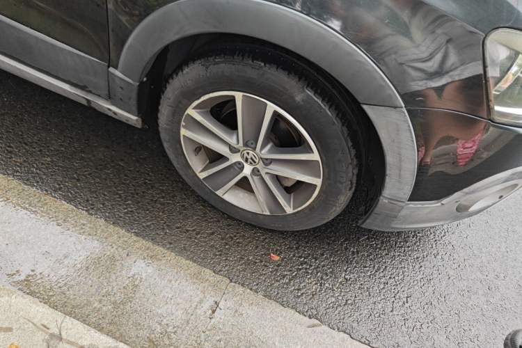 Used Volkswagen Polo 2012 1.6L Cross Polo Automatic Transmission Right Front Wheel Hub