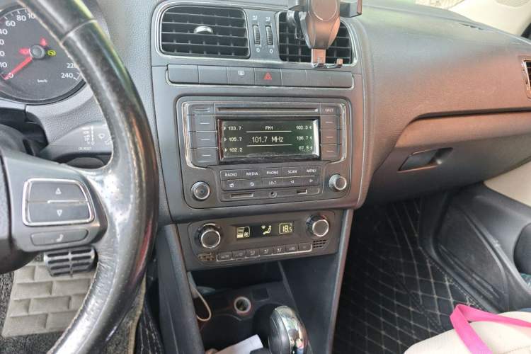 Used Volkswagen Polo 2012 1.6L Cross Polo Automatic Transmission Audio And AC Panel