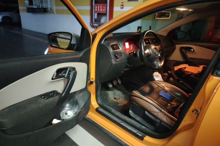 Used Volkswagen Polo 2012 1.6L Cross Polo MT Driver Seat