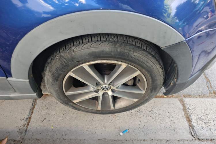 Used Volkswagen Polo 2012 1.6L Cross Polo Automatic Transmission Right Front Wheel Hub