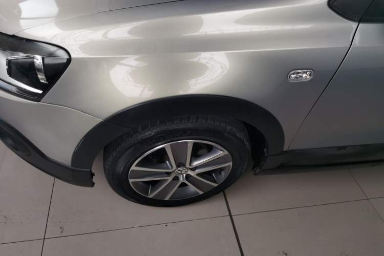 Used Volkswagen Polo 2012 1.6L Cross Polo Automatic Transmission Left Front Wheel Hub