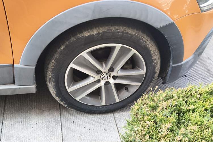 Used Volkswagen Polo 2012 1.6L Cross Polo MT Right Front Wheel Hub