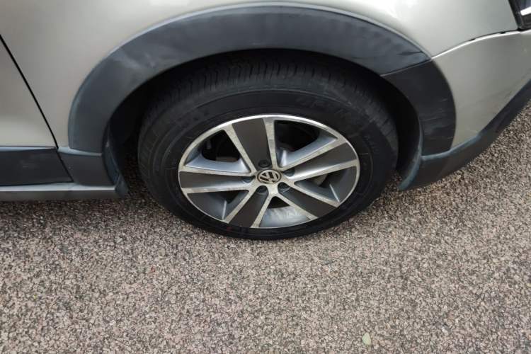 Used Volkswagen Polo 2012 1.6L Cross Polo Automatic Transmission Right Front Wheel Hub
