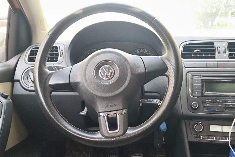 Used Volkswagen Polo 2012 1.6L Cross Polo MT Steering Wheel