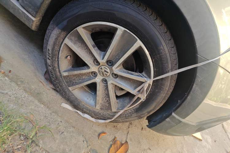 Used Volkswagen Polo 2012 1.6L Cross Polo MT Right Front Wheel Hub