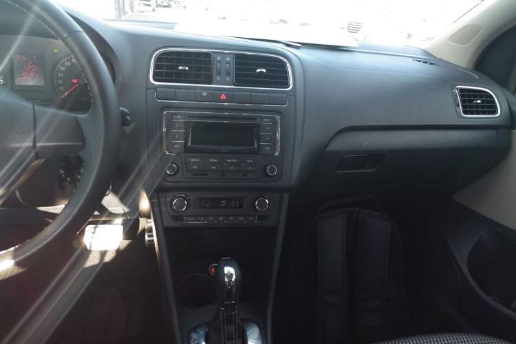 Used Volkswagen Polo 2012 1.6L Cross Polo Automatic Transmission Audio And AC Panel